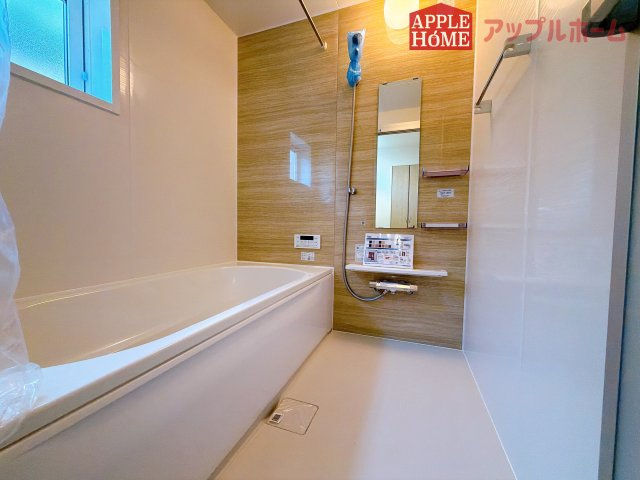 [新築住宅] 深谷市上柴町東5丁目 全1棟の浴室|窓付きのバスルームは、採光もあり明るく気持ちの良い空間です。窓があることで、換気環境も良好。掃除もスムーズに出来ます♪