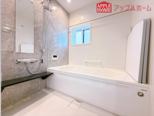 [新築住宅] 熊谷市柿沼 第2期 全3棟の浴室|窓付きのバスルームは、採光もあり明るく気持ちの良い空間です。窓があることで、換気環境も良好。掃除もスムーズに出来ます♪