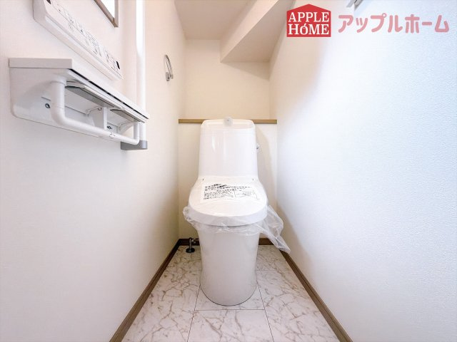 [新築住宅] 熊谷市柿沼 第2期 全3棟のトイレ|白を基調とした清潔感のある明るい空間。温水洗浄便座付きで、毎日快適・清潔に使用できます。操作しやすい壁面リモコンを採用しています。