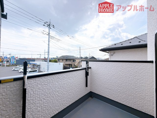 [新築住宅] 熊谷市柿沼 第2期 全3棟のバルコニー|家族分の洗濯物もしっかり干せます。日当たりも良く、毎日のお洗濯が楽しくなりそう♪お布団は手軽に干せていつもポカポカに☆