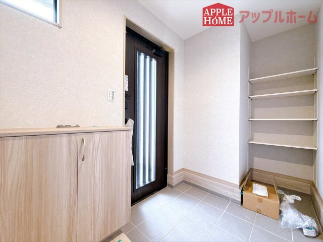 [新築住宅] 熊谷市柿沼 第2期 全3棟の玄関|ご家族皆様の靴やお手入れ用品を収納できる収納棚を設置！お家に出会う人々を迎える玄関だからこそ、常に整理整頓しておきたいですね♪