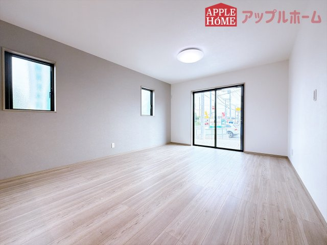 [新築住宅] 熊谷市柿沼 第2期 全3棟の居間・リビング|窓から差し込む光で家族を温かく包み込みます。明るいリビングで子育てする喜びを☆いつでも見学可能です！