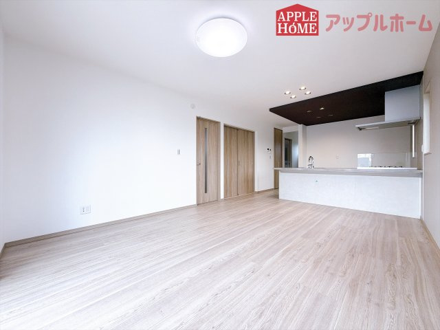 [新築住宅] 熊谷市柿沼 第2期 全3棟の居間・リビング|広々リビング×対面キッチンで家族の会話も弾みます♪家族団らんの秘訣は間取りにあり☆夢のマイホームを一緒に叶えましょう！