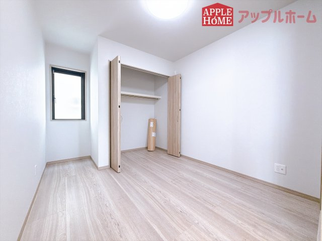 [新築住宅] 熊谷市柿沼 第2期 全3棟の洋室|クローゼット付きの洋室は、収納スペースが豊富で部屋全体がすっきりと片付きやすいのが特徴です。衣類や荷物を整理しやすく、生活感を抑えた洗練された空間を保てます。