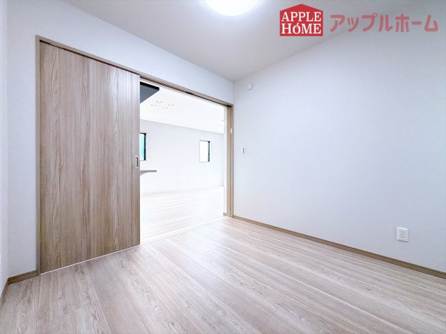 [新築住宅] 熊谷市柿沼 第2期 全3棟の洋室|クローゼット付きの洋室は、収納スペースが豊富で部屋全体がすっきりと片付きやすいのが特徴です。衣類や荷物を整理しやすく、生活感を抑えた洗練された空間を保てます。