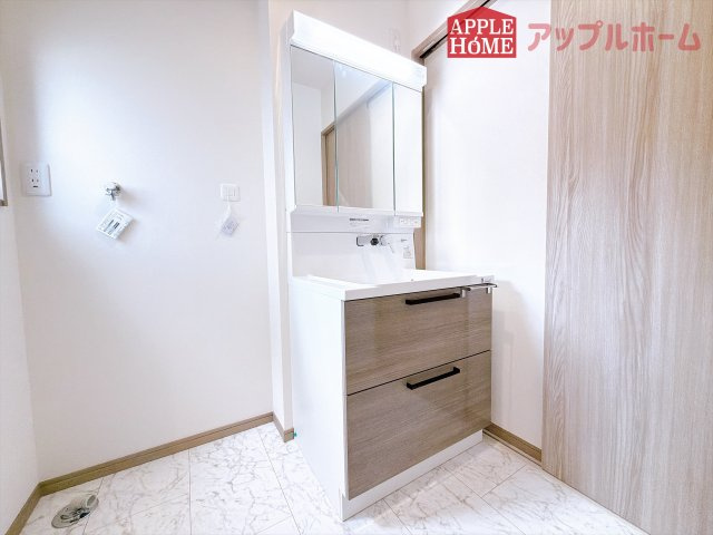 [新築住宅] 熊谷市柿沼 第2期 全3棟の独立洗面台|三面鏡付きの洗面化粧台ですので、たっぷりと収納いただけます。白を基調とした清潔感のある快適空間です。毎日の身支度も気持ち良くお使い頂けます！！