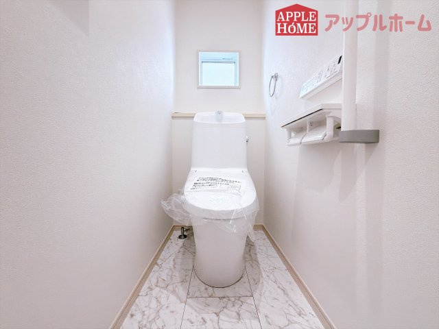 [新築住宅] 熊谷市柿沼 第2期 全3棟のトイレ|白を基調とした清潔感のある明るい空間。温水洗浄便座付きで、毎日快適・清潔に使用できます。操作しやすい壁面リモコンを採用しています。