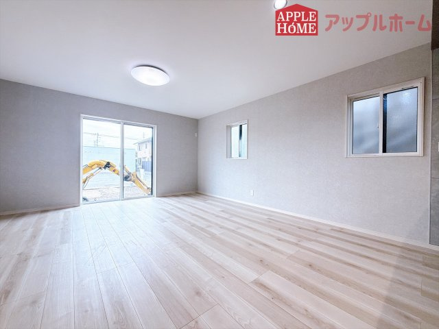 [新築住宅] 熊谷市柿沼 第2期 全3棟の居間・リビング|窓から差し込む光で家族を温かく包み込みます。明るいリビングで子育てする喜びを☆いつでも見学可能です！