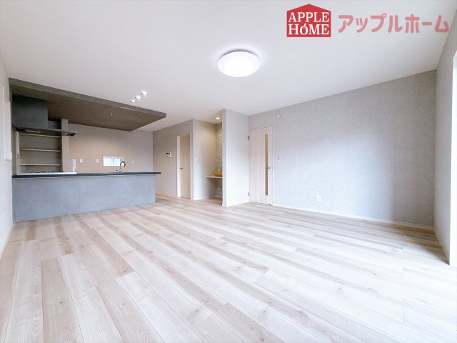 [新築住宅] 熊谷市柿沼 第2期 全3棟の居間・リビング|広々リビング×対面キッチンで家族の会話も弾みます♪家族団らんの秘訣は間取りにあり☆夢のマイホームを一緒に叶えましょう！