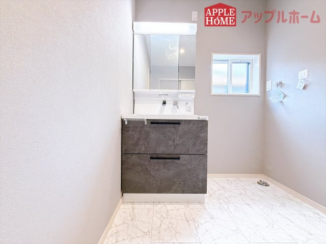 [新築住宅] 熊谷市柿沼 第2期 全3棟の独立洗面台|三面鏡付きの洗面化粧台ですので、たっぷりと収納いただけます。白を基調とした清潔感のある快適空間です。毎日の身支度も気持ち良くお使い頂けます！！
