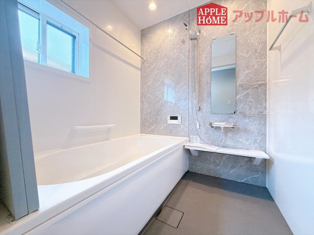 [新築住宅] 熊谷市柿沼 第2期 全3棟の浴室|窓付きのバスルームは、採光もあり明るく気持ちの良い空間です。窓があることで、換気環境も良好。掃除もスムーズに出来ます♪