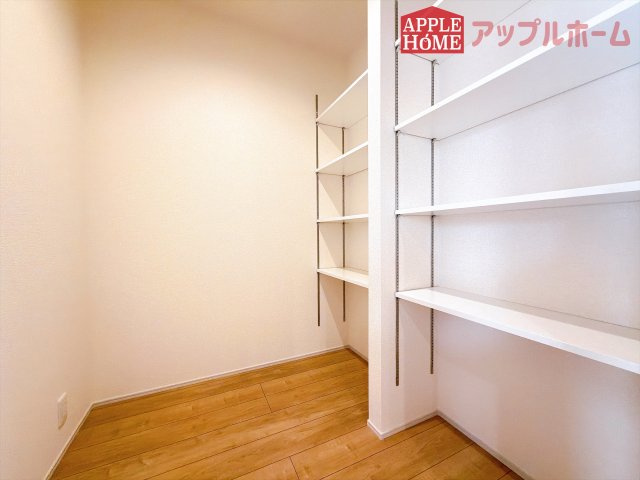 [新築住宅] 深谷市東方町 第6 全1棟の収納|キッチン横にパントリーあります♪