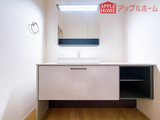 [新築住宅] 深谷市東方町 第6 全1棟の独立洗面台|お洒落な独立洗面台あります♪