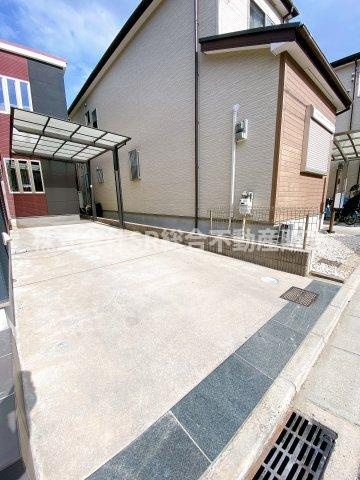 松原1丁目中古戸建の駐車場|お車をお持ちの方には必要な駐車場は縦列に2台分駐車可能です！1台はカーポート付き♪リビングと直接行き来でき、買い物の後に便利です！