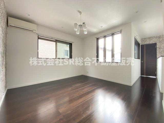 松原1丁目中古戸建の洋室|猫も行き来しやすいようにドアがないです。広々とした明るいお部屋です！