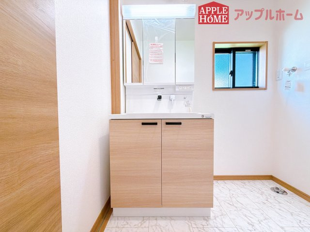[新築住宅] 深谷市岡 第13期 全2棟の独立洗面台|三面鏡付きの洗面化粧台ですので、たっぷりと収納いただけます。白を基調とした清潔感のある快適空間です。毎日の身支度も気持ち良くお使い頂けます！！