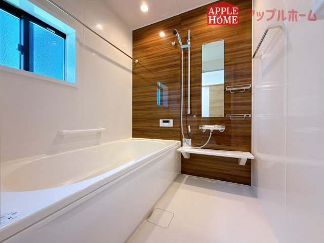 [新築住宅] 深谷市岡 第13期 全2棟の浴室|窓付きのバスルームは、採光もあり明るく気持ちの良い空間です。窓があることで、換気環境も良好。掃除もスムーズに出来ます