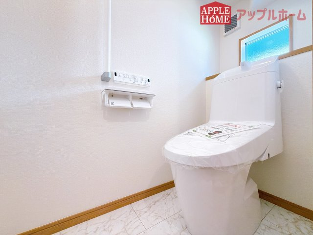 [新築住宅] 深谷市岡 第13期 全2棟のトイレ|白を基調とした清潔感のある明るい空間。温水洗浄便座付きで、毎日快適・清潔に使用できます。操作しやすい壁面リモコンを採用しています。