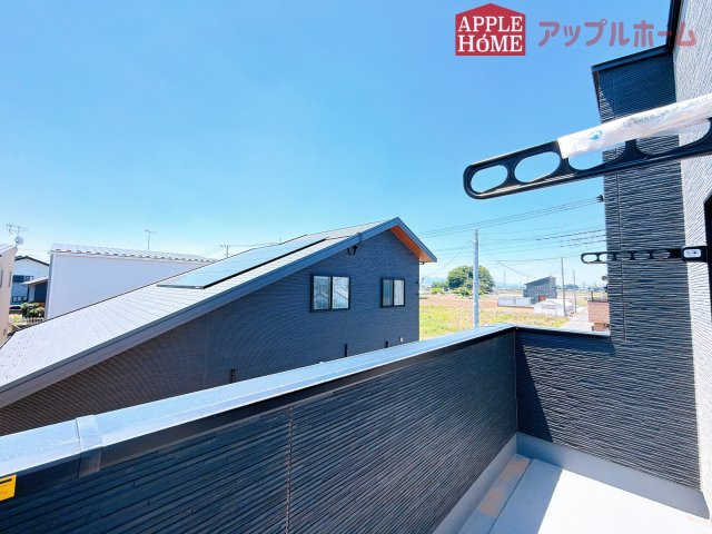 [新築住宅] 深谷市岡 第13期 全2棟のバルコニー|家族分の洗濯物もしっかり干せます。日当たりも良く、毎日のお洗濯が楽しくなりそう♪お布団は手軽に干せていつもポカポカに☆