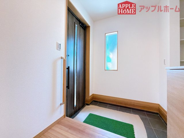 [新築住宅] 深谷市岡 第13期 全2棟の玄関|ご家族皆様の靴やお手入れ用品を収納できる収納棚を設置！お家に出会う人々を迎える玄関だからこそ、常に整理整頓しておきたいですね♪