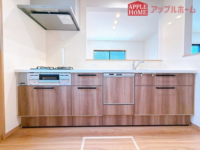 [新築住宅] 深谷市岡 第13期 全2棟のキッチン|キッチンの収納も充実☆食洗器完備で家事も楽々♪生活の質が向上すること間違いなしの充実設備です。