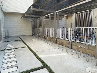 パークヒル千歳台　のロビー|エントランス横には屋根付駐輪場
