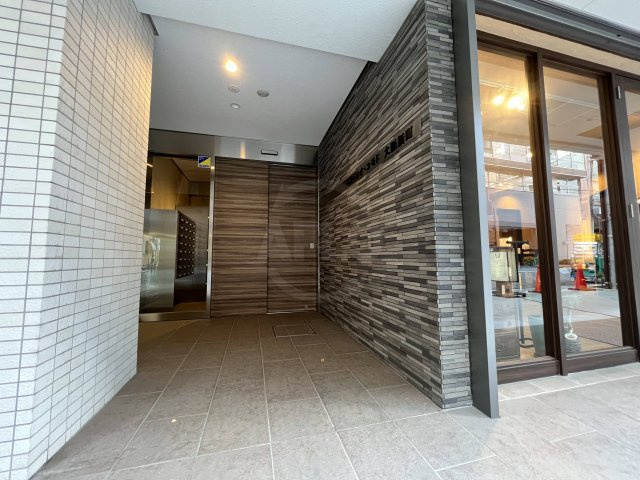 エスパシオ・コモド大阪新町　堀江小学校のエントランス|エスパシオ・コモド大阪新町　エントランス