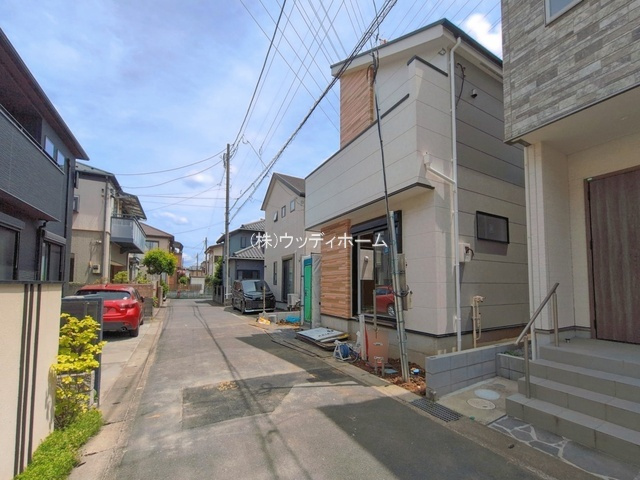 越谷市宮本町19期　新築一戸建ての前面道路含む現地写真
