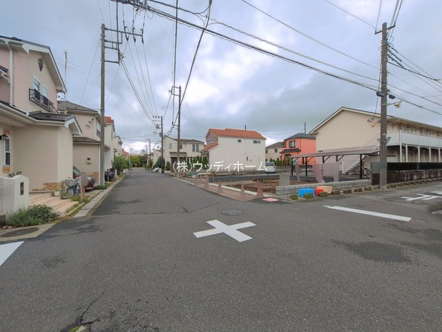 越谷市大泊2期　新築一戸建ての前面道路含む現地写真