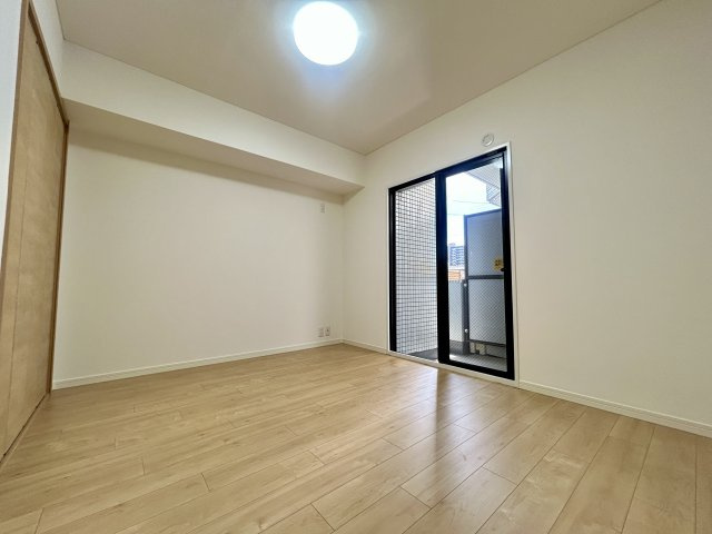 本町サンライズアペリオの洋室|午後の暖かな陽光が差し込み、夕暮れまで明るい室内で趣味の時間を満喫できる南西洋室。