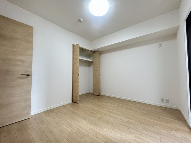 本町サンライズアペリオの洋室|角部屋の静けさを活かした独立性の高い配置で、夜も落ち着いて休息できる南西側の洋室。