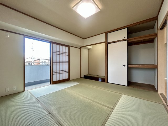 本町サンライズアペリオの和室|押入収納に布団や季節物を収め、来客時の客間や子供の遊び場として重宝する和室空間。