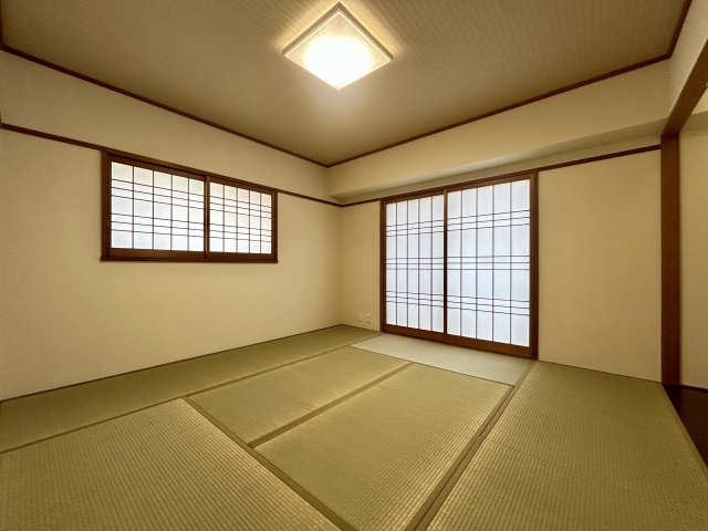 本町サンライズアペリオの和室|畳の香りに包まれてお昼寝をしたり、家族で足を伸ばして寛げる落ち着きのある和室です。