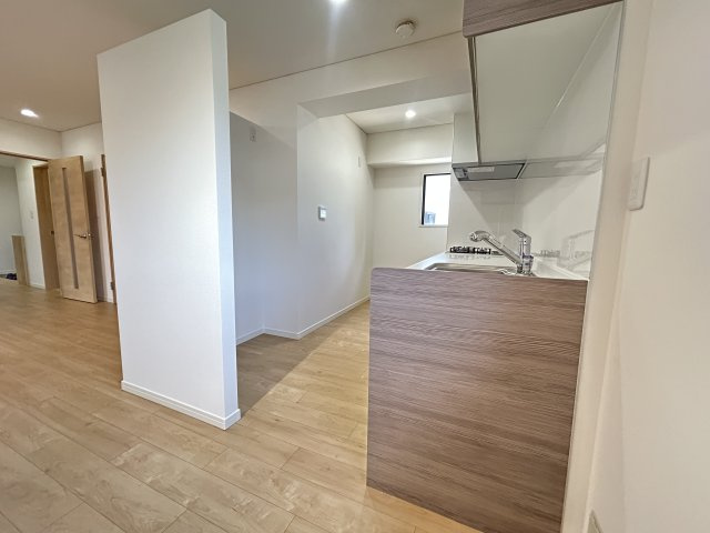 本町サンライズアペリオのキッチン|清潔感あふれるリフォーム済みのキッチンで、親子で並んでお菓子作りも楽しめる空間。