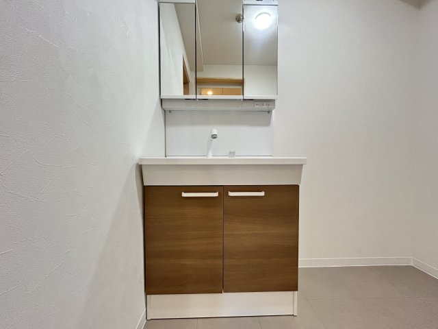 本町サンライズアペリオの洗面所|新品の洗面台は、小物を置けるスペースも計算されており、使い勝手が向上します。