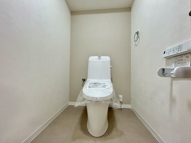 本町サンライズアペリオのトイレ|手洗い器付きのデザインで、使用後もスムーズに身支度を整えられる実用的な設計。