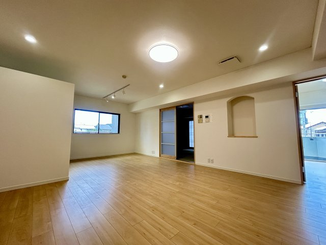 本町サンライズアペリオの居間・リビング|窓から差し込む光が室内を明るく照らし、食卓を囲むひとときがより穏やかに感じられます。