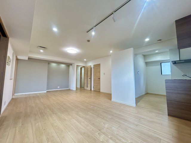 本町サンライズアペリオの居間・リビング|20畳以上の広々としたLDKは、大型のソファを置いても家族の動線をしっかり確保可能。