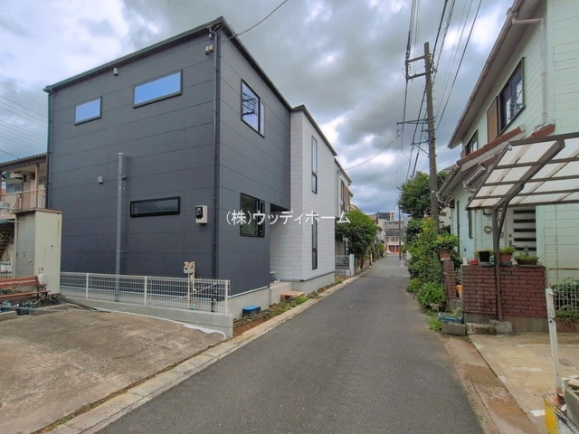 越谷市袋山　新築一戸建ての前面道路含む現地写真