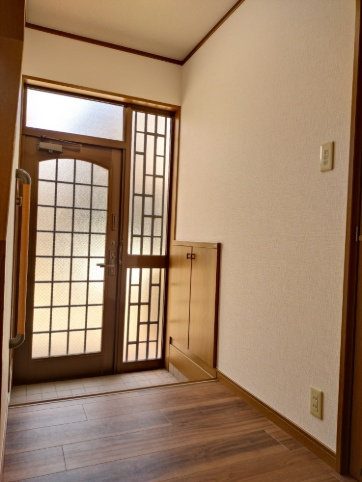 西宮市能登町　中古戸建の玄関