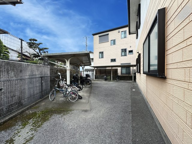 フォブール深田の駐車場