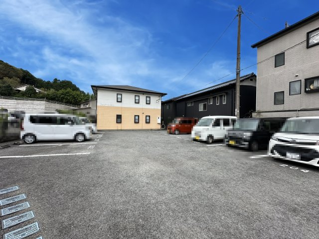 フォブール深田の駐車場