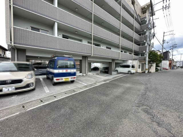 ストロベリーフィールズの駐車場