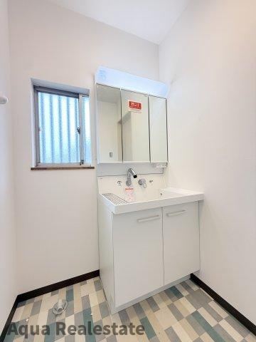 丸亀市川西町北　リノベ住宅の独立洗面台|独立洗面台あり、毎朝おしゃれに忙しい女性の方におすすめです