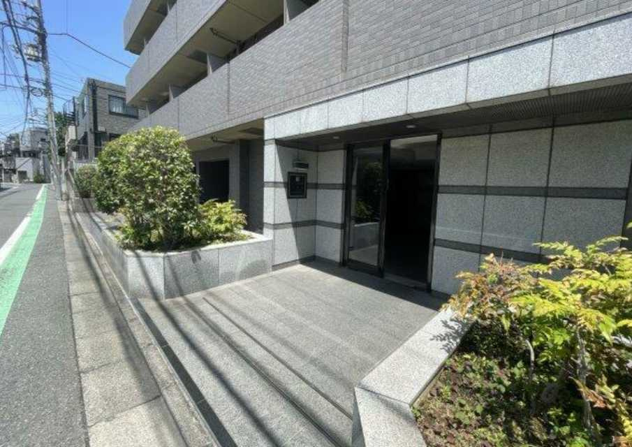 ルーブル中目黒弐番館　分譲賃貸　オートロック　南向きのエントランス