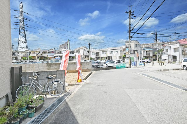 宝塚市口谷東1丁目建築条件付き土地の前面道路含む現地写真|前面道路　幅員約6ｍ