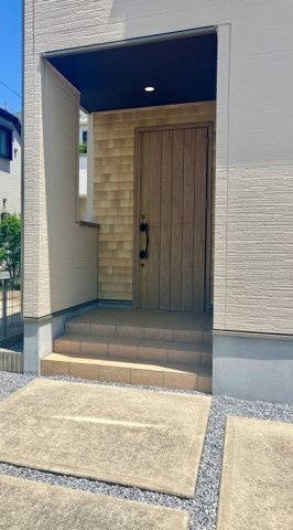 今谷上町戸建のエントランス|清潔なエントランスです
