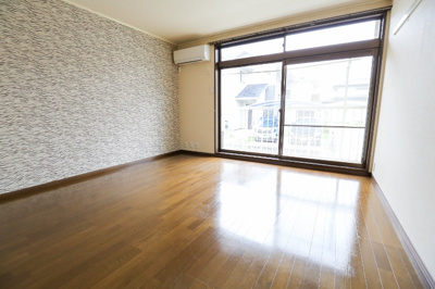 【居間・リビング】 | ハーベスト藤 | 8畳洋室　アクセントクロスのお部屋です