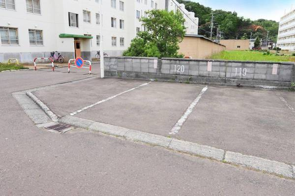ビレッジハウス川沿4号棟の駐車場