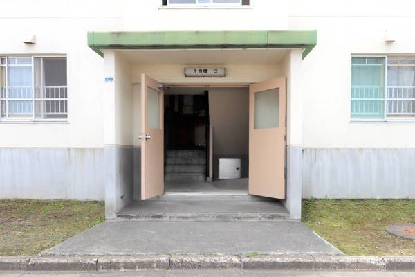 ビレッジハウス川沿4号棟のエントランス